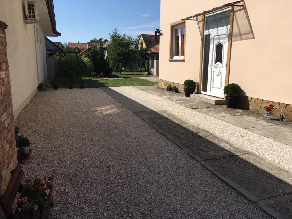 Adel Apartman Шарвар Екстер'єр фото